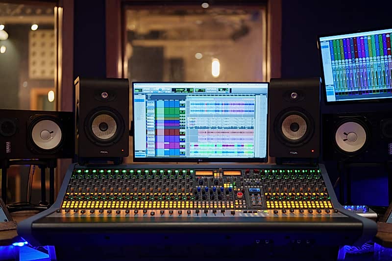 Blue-Light-Studio-60
